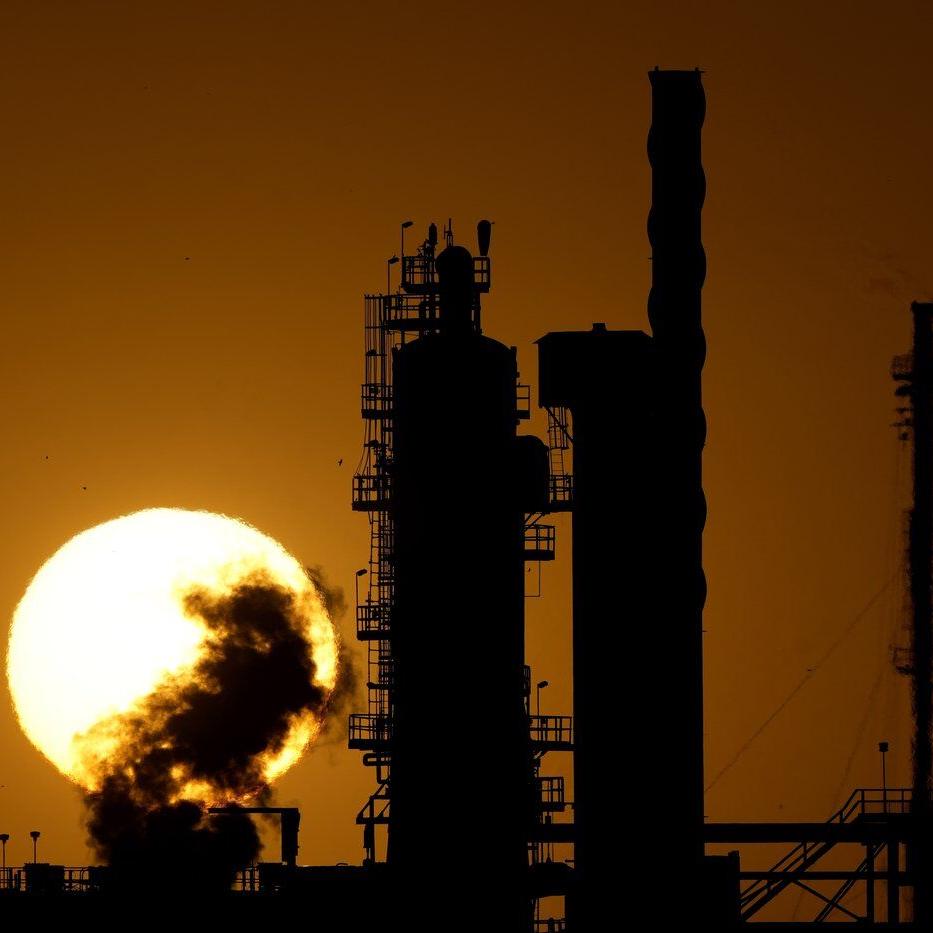 After a month of Trump's pro-oil and gas moves, Dems target his energy emergency